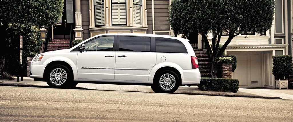 2015 Chrysler Town and Country Exterior Side View